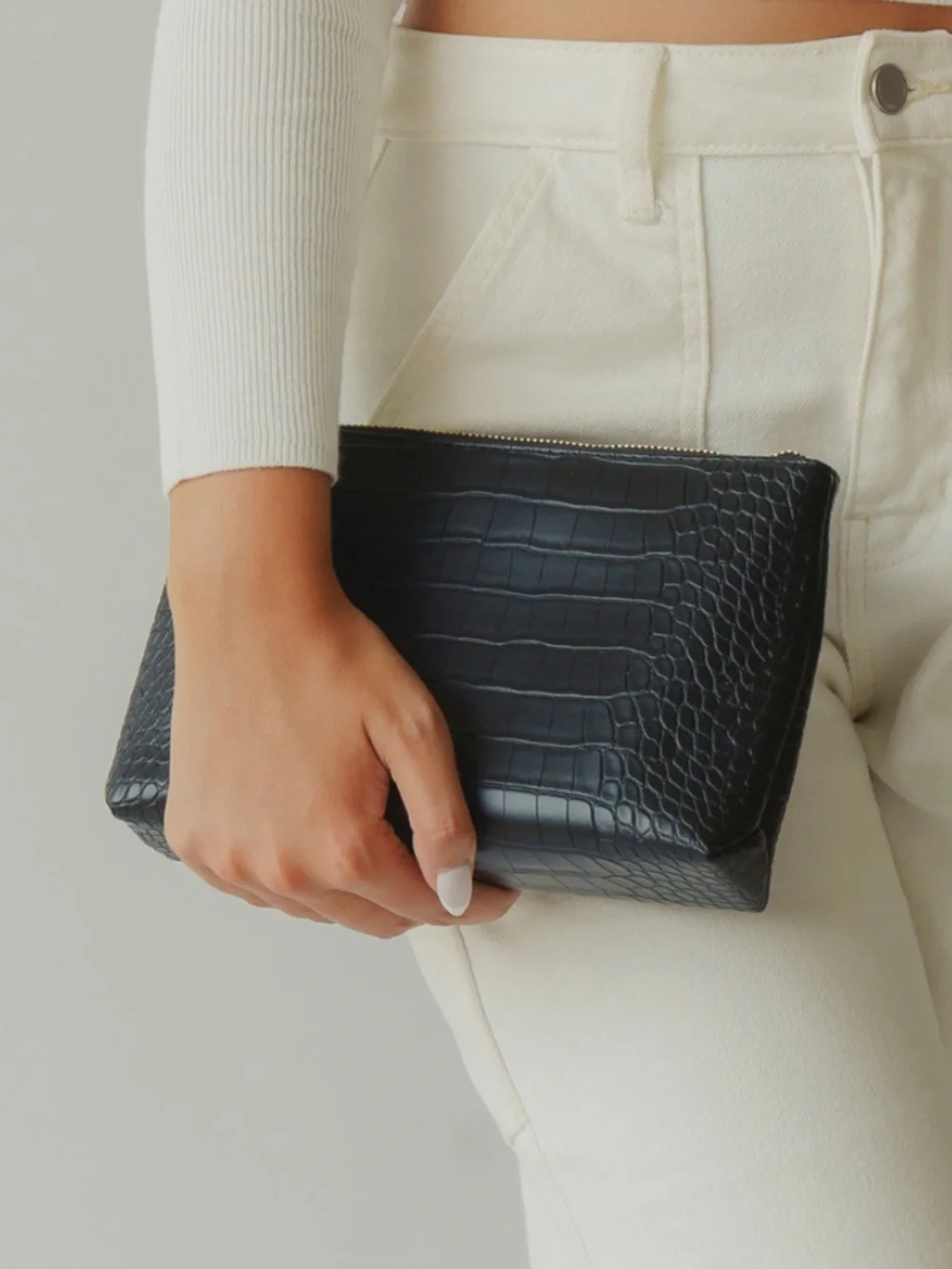 Modern Picnic Insulated Snack Pouch in Black